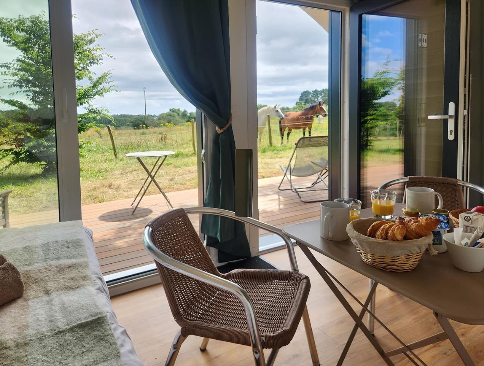 Gites & Tiny Houses Les Hauts De Toulvern Baden Room photo